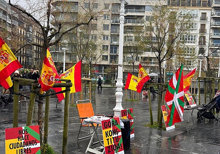 Constitucionalistas se manifiestan en San Sebastián en favor de la Carta Magna